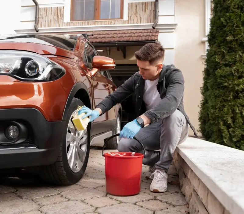 Lavage auto à domicile Chalonnes-sur-Loire : professionnel intervenant sur un véhicule